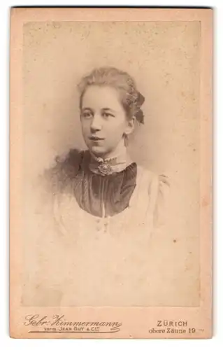 Fotografie Gebr. Zimmermann, Zürich, obere Zäune 19, Portrait Mädchen im Kleid mit Kragenbrosche