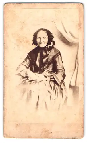 Fotografie Fotograf und Ort unbekannt, Portrait Grossmutter mit Haube im Biedermeierkleid