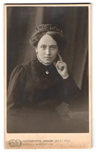 Fotografie Atelier Helios F.J. Koest, Zürich, Bahnhofstr. 110, Portrait Brünette Dame in Denkerpose