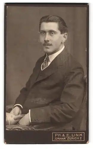 Fotografie Ph. & E. Link, Zürich, Portrait junger Herr mit zurückgekämmten Haar im Anzug