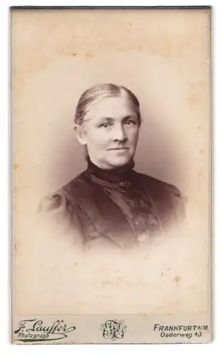 Fotografie F. Lauffer, Frankfurt / Main, Oederweg 43, Portrait ältere Dame trägt schwarze Bluse