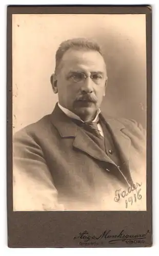 Fotografie Aage Munksgaard, Viborg, Gravene 1, Portrait Edelmann mit Zwicker im Anzug 1916