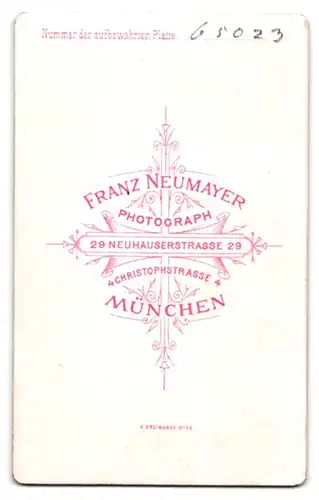 Fotografie Franz Neumayer, München, Neuhauserstrasse 29, Jüngling im Anzug blickt zur Seite