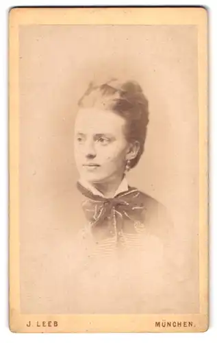 Fotografie J. Leeb, München, Schönfeldstrasse 18, Dame mit Hochsteckfrisur