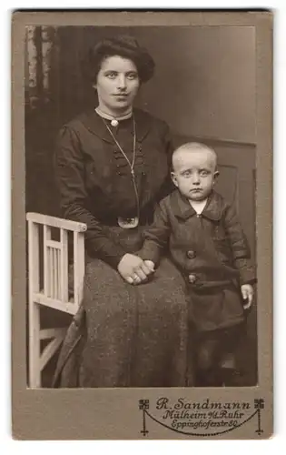 Fotografie R. Sandmann, Mülheim /Ruhr, Eppinghoferstrasse 80, Mutter mit ihrem Sohn