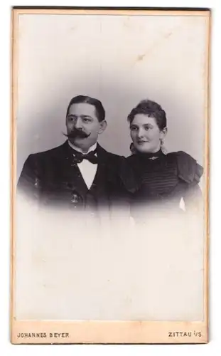 Fotografie Johannes Beyer, Zittau, Lessing-Strasse 2, Mann mit mit imposantem Schnauzer und Gemahlin