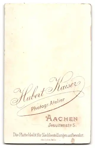 Fotografie Hubert Kaiser, Aachen, Jesuitenstrasse 5, Fräulein im karierten Kleid