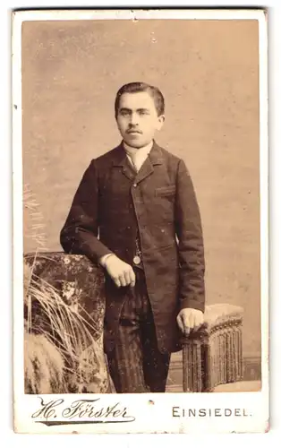 Fotografie H. Förster, Einsiedel, Junger Mann mit gestreifter Hose