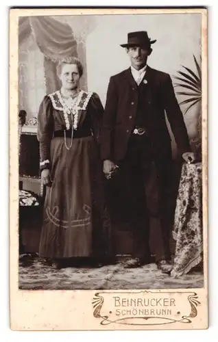 Fotografie Beinrucker, Schönbrunn, Ehepaar in Sonntagskleidung