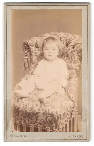 Fotografie Ed. Walter, Nürnberg, Breitegasse 97, Kleinkind auf Sessel