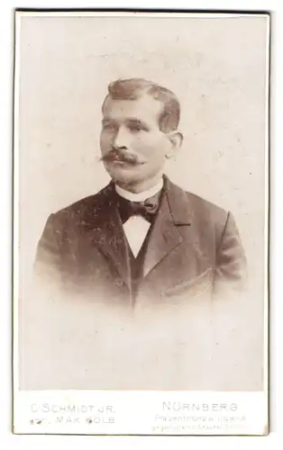 Fotografie C. Schmidt jr., Nürnberg, Frauenthorzwinger 8, Herr im Anzug mit Schnauzer