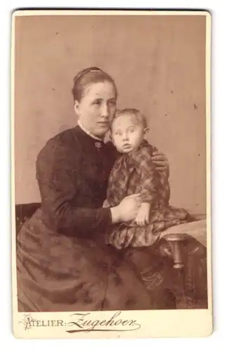 Fotografie Zugehoer, Naumburg a. S., Wenzels Promenade 6, Mutter mit ihrem Kind