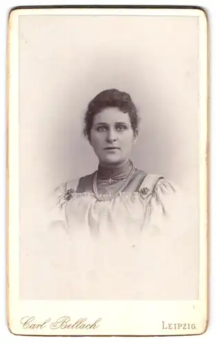 Fotografie Carl Bellach, Leipzig, Gellertstr. 12-14, Portrait junge Frau im karierten Kleid mit Brosche und Perlenkette