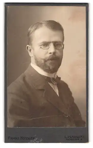 Fotografie Franz Nössler, Leipzig, Fröbelstr. 8, Portrait Mann im Nadelstreifenanzug mit Zwicker Brille und Vollbart