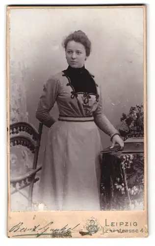 Fotografie Bernh. Gunkel, Leipzig, Löhrstr. 4, Portrait Frau Anna im Biedermeierkleid mit Locken