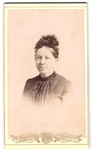 Fotografie F. Meeus-Verbeke, Louvain, Rue de la Station 24, Portrait ältere Dame im Kleid mit Kopfschmuck