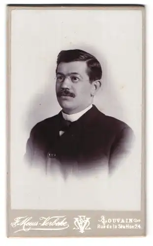 Fotografie F. Meeus-Verbeke, Louvain, Rue de la Station 24, Portrait Herr im schwarzen Anzug mit Brille