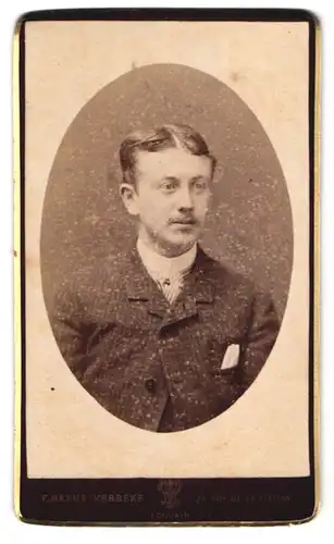 Fotografie F. Meeus-Verbeke, Louvain, Rue de la Station 24, Portrait Herr im karierten Anzug mit Mittelscheitel