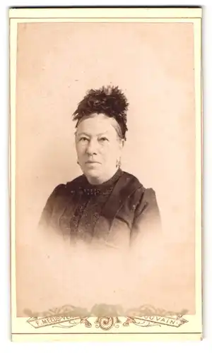 Fotografie F. Meeus-Verbeke, Louvain, Rue de la Station 24, Portrait alte Frau im Biedermeierkleid mit Kopfschmuck
