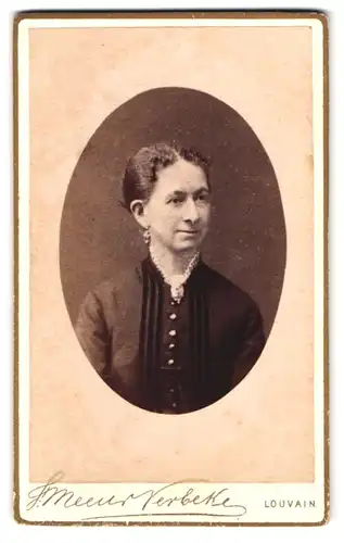 Fotografie F. Meeus-Verbeke, Louvain, Rue de la Station 24, Portrait Dame im Biedermeierkleid mit Ohrringen