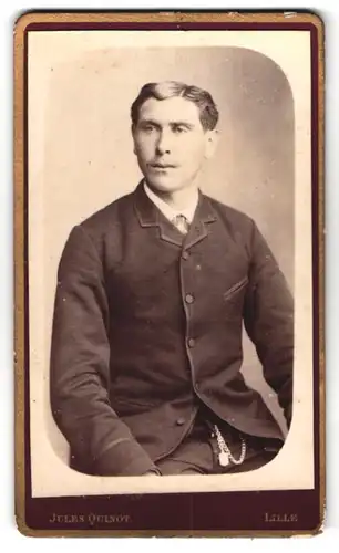 Fotografie Jules Quinot, Lille, Place St. Martin, Portrait Mann im dunklen Anzug mit Mittelscheitel