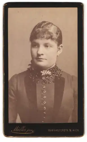 Fotografie Müller jung., Wien, Mariahilferstr. 76, Portrait junge Frau im Biedermeierkleid mit Halsschmuck