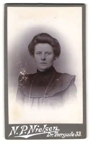 Fotografie N. P. Nielsen, Kjobenhavn, Dr. Tvergade 33, Portrait Frau im Kleid mit Halskette und toupierten Haaren