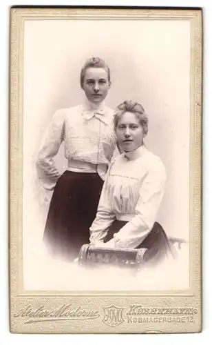 Fotografie Moderne, Kjobenhavn, Kobmagergade 12, Portrait zwei Schwedinnen in weisser Bluse mit Hochsteckfrisur