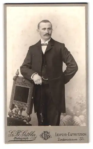 Fotografie G. B. Gäbler, Leipzig, Lindenstr. 33, Portrait Herr im Anzug mit Fliege und Kaiser Wilhelm Bart