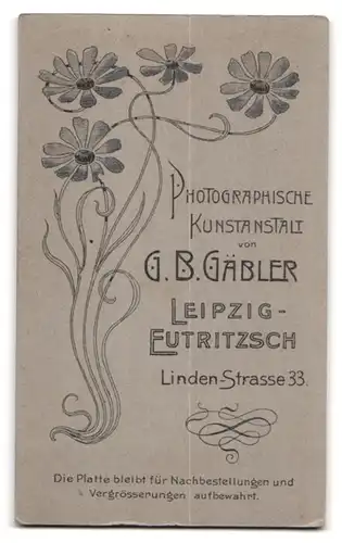 Fotografie G. B. Gäbler, Leipzig, Lindenstr. 33, Portrait Herr im Anzug mit Fliege und Kaiser Wilhelm Bart