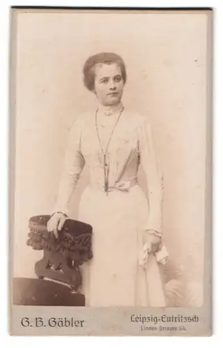Fotografie G. B. Gäbler, Leipzig, Lindenstr. 33, Portrait Dame im weissen Kleid mit Halskette