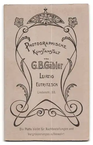 Fotografie G. B. Gäbler, Leipzig, Lindenstr. 33, Portrait Dame im weissen Kleid mit Halskette