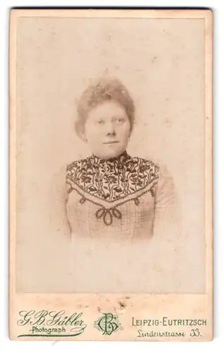 Fotografie G. B. Gäbler, Leipzig, Lindenstr. 33, Portrait Dame im bestickten Kleid mit Locken