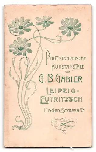 Fotografie G. B. Gäbler, Leipzig, Lindenstr. 33, Portrait Dame im bestickten Kleid mit Locken