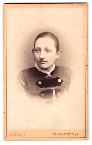 Fotografie Eulenstein, Leipzig, Tauchaer-Str. 29, Portrait Mädchen im Biedermeierkleid mit Ohrringen