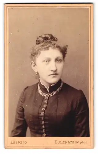 Fotografie Eulenstein, Leipzig, Tauchaer-Str. 29, Portrait Dame im Biedermeierkleid mit Halskette und Locken