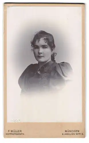 Fotografie F. Müller, München, Amalien-Str. 9, Portrait junge Frau im seidenen Kleid mit Puffärmeln