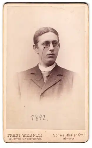 Fotografie Franz Werner, München, Schwanthaler-Str. 1, Portrait Mann im karierten Anzug mit Zwicker Brille