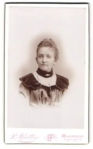 Fotografie P. Pfüller, Meinersdorf, Portrait Dame im samtenen Kleid mit Brosche