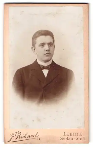 Fotografie F. Röhnert, Lehrte, Sedan-Str. 5, Portrait junger Mann im Anzug mit Fliege und Bürstenhaarschnitt