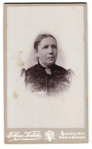 Fotografie F. Meeus-Verbeke, Louvain, Rue de la Station 24, Portrait Dame im bestickten Kleid mit Brosche