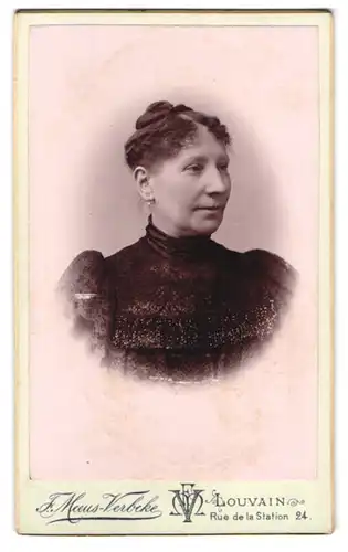 Fotografie F. Meeus-Verbeke, Louvain, Rue de la Station 24, Portrait Dame im Biedermeierkleid mit Dutt