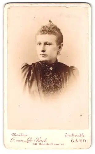Fotografie C. van Loo-Smet, Gand, Rue de Flandre 56, Portrait junge Frau im Biedermeierkleid mit Locken
