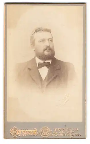 Fotografie Dupont, Bruxelles, rue Neuve 109, Portrait Herr im Anzug mit Vollbart und Fliege