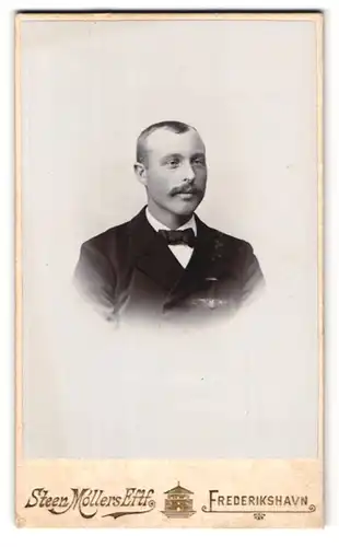 Fotografie Steen Möllers Eftf.ö, Frederikshavn, Portrait Mann im dunklen Anzug mit Fliege, Moustache