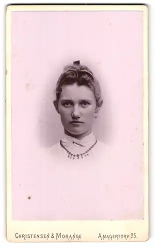 Fotografie Christenden & Morange, Kjobenhavn, Amagertorv 25, Portrait Hedwig Holem in weisser Bluse mit Perlenkette