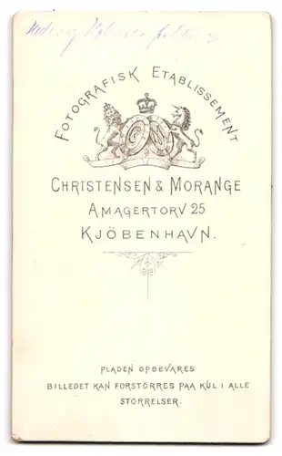 Fotografie Christenden & Morange, Kjobenhavn, Amagertorv 25, Portrait Hedwig Holem in weisser Bluse mit Perlenkette