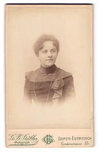 Fotografie G. B. Gäbler, Leipzig, Lindenstr. 33, Portrait junge Frau im Biedermeierkleid mit Schleife und Locken