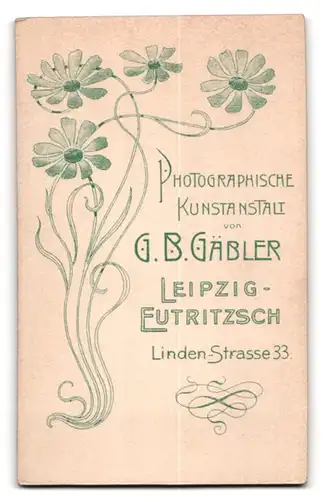 Fotografie G. B. Gäbler, Leipzig, Lindenstr. 33, Portrait junge Frau im Biedermeierkleid mit Schleife und Locken