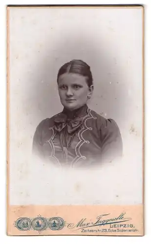 Fotografie Max Taggeselle, Leipzig, Zeitzerstr. 23, Portrait junge Frau im bestickten Kleid mit Schleife